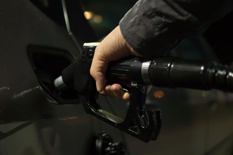 Kādi braukšanas paradumi palīdzēs samazināt degvielas patēriņu