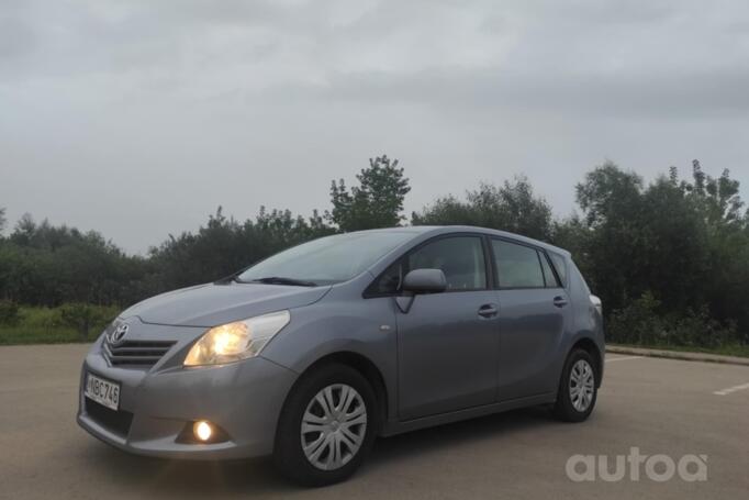 Toyota Verso 1 generation Minivan