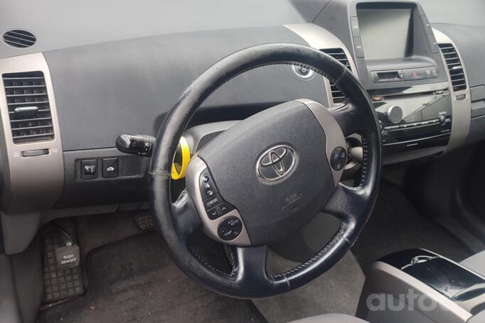 Toyota Prius 2 generation [restyling] (XW20)