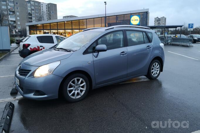 Toyota Verso 1 generation Minivan