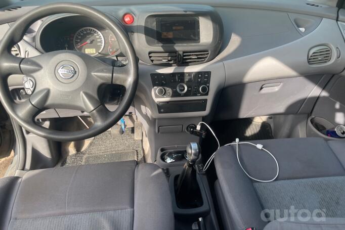 Nissan Almera Tino V10 Minivan