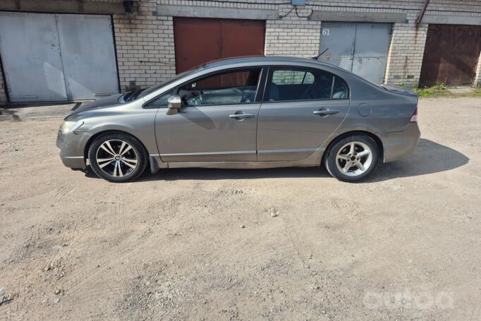 Honda Civic 8 generation Hybrid Sedan 4-doors