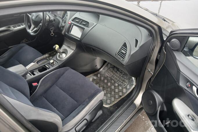 Honda Civic 8 generation Hatchback 5-doors