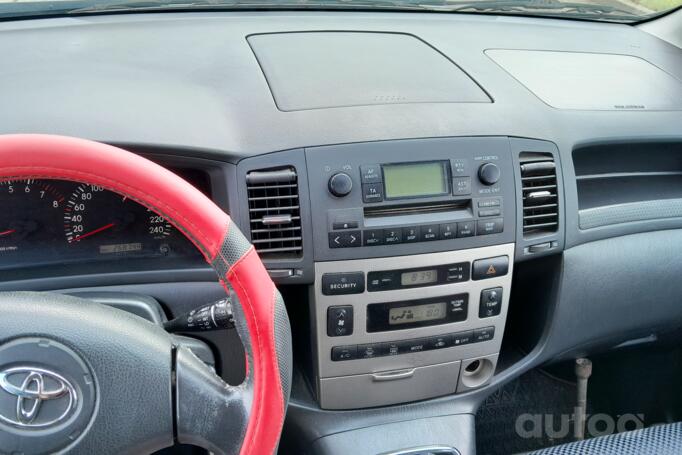 Toyota Corolla Verso 1 generation Minivan