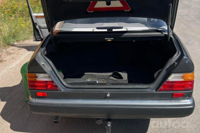 Mercedes-Benz W124 1 generation