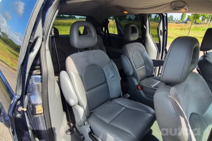 Chrysler Voyager 4 generation [restyling] Minivan Grand