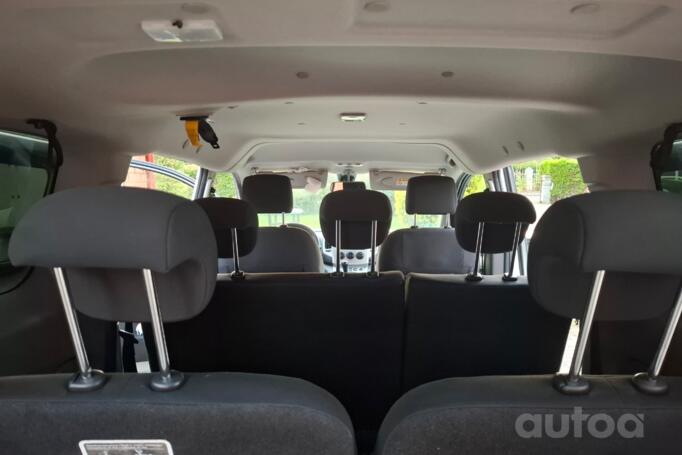 Nissan NV200 1 generation Combi minivan