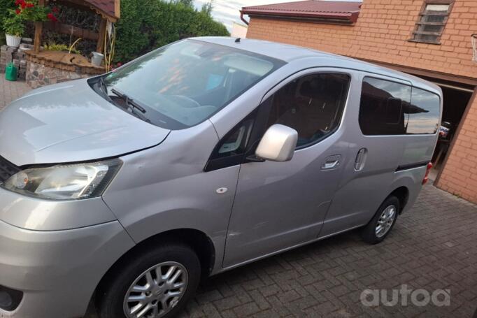 Nissan NV200 1 generation Combi minivan
