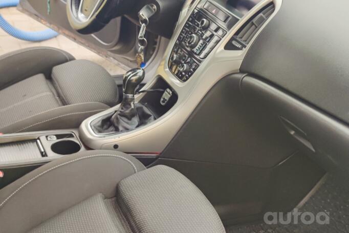 Opel Astra J Sports Tourer wagon