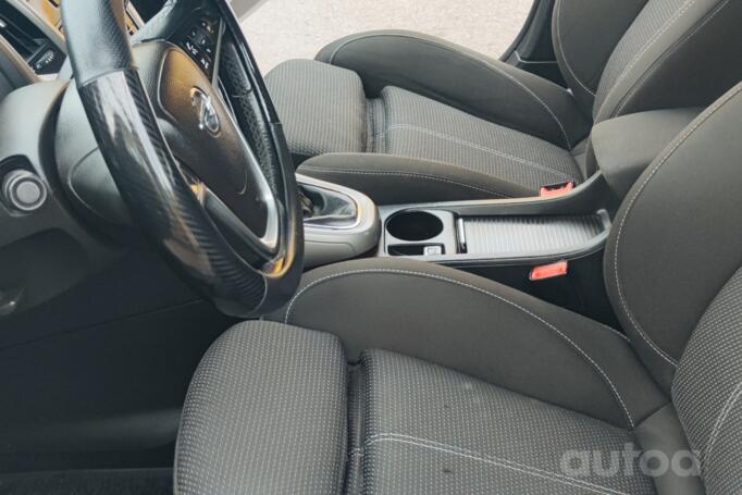 Opel Astra J Sports Tourer wagon