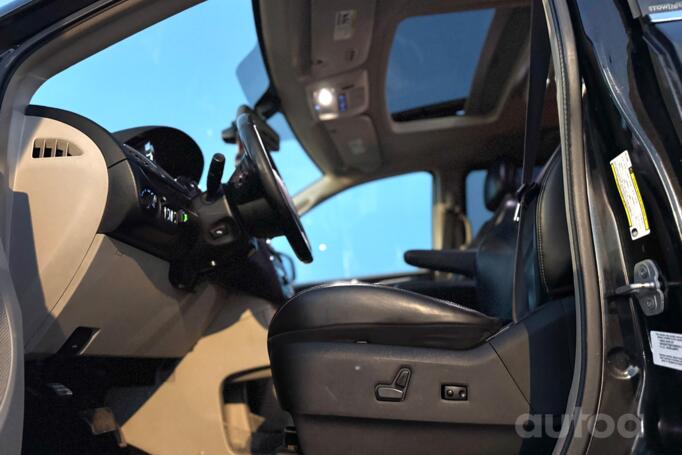 Chrysler Town & Country 5 generation [restyling]