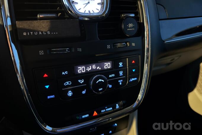 Chrysler Town & Country 5 generation [restyling]