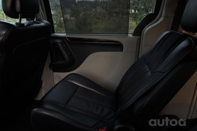 Chrysler Town & Country 5 generation [restyling]