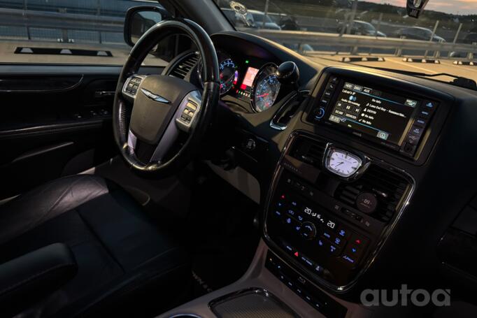 Chrysler Town & Country 5 generation [restyling]