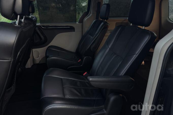Chrysler Town & Country 5 generation [restyling]