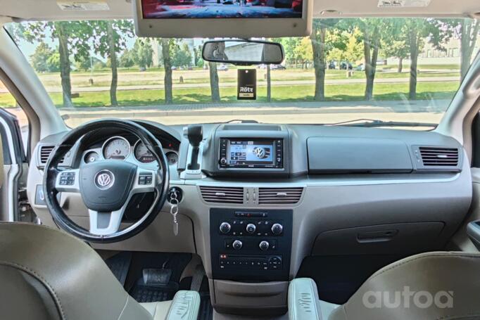 Volkswagen Routan 1 generation Minivan