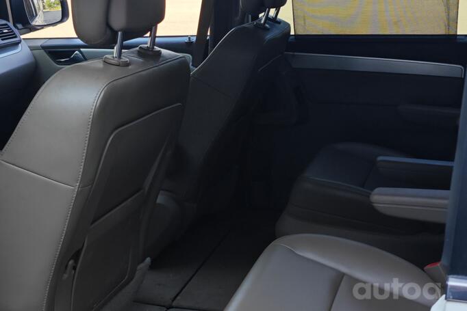 Volkswagen Routan 1 generation Minivan