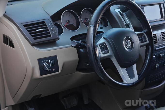 Volkswagen Routan 1 generation Minivan