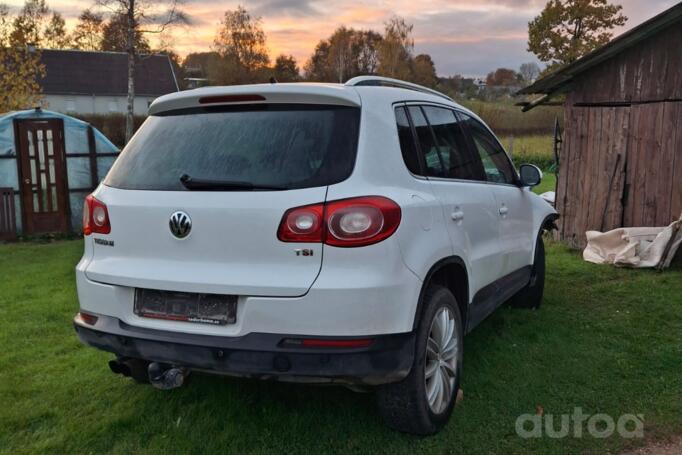 Volkswagen Tiguan 1 generation Crossover