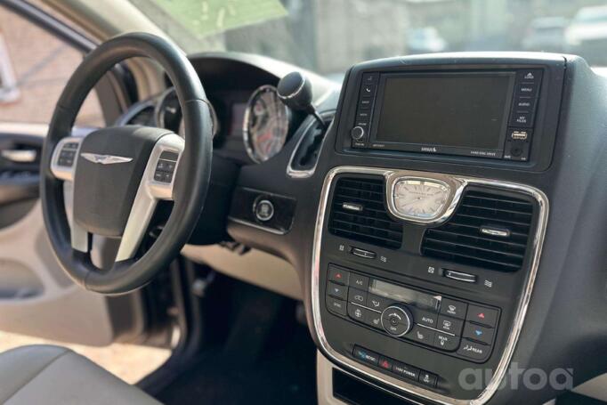 Chrysler Town & Country 5 generation [restyling]