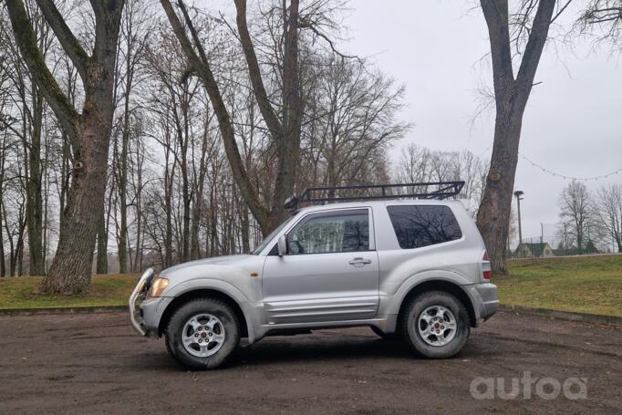 Mitsubishi Pajero 3 generation SUV 3-doors