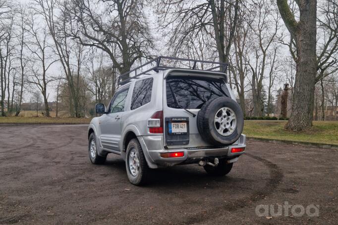 Mitsubishi Pajero 3 generation SUV 3-doors