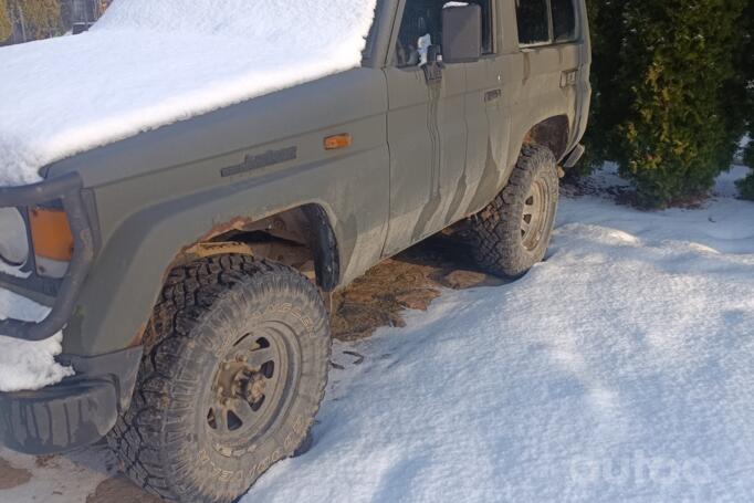 Toyota Land Cruiser J60 SUV