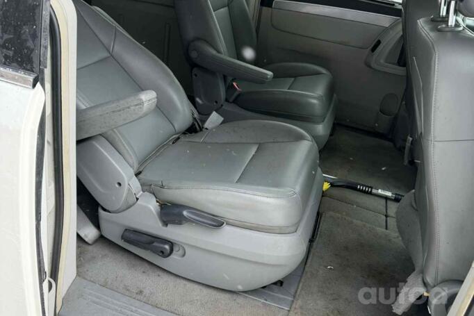 Volkswagen Routan 1 generation Minivan