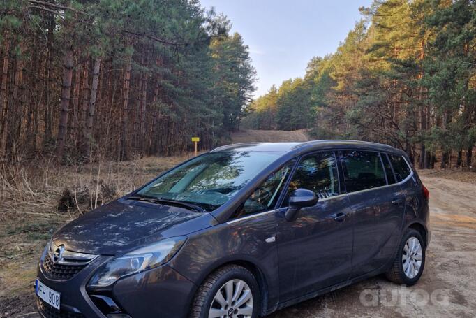 Opel Zafira C Tourer minivan