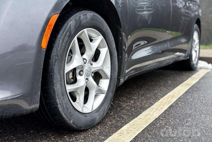 Chrysler Pacifica 2 generation Minivan