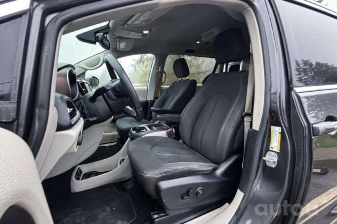 Chrysler Pacifica 2 generation Minivan