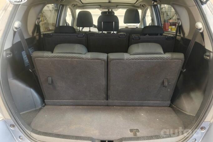 Toyota Verso 1 generation Minivan