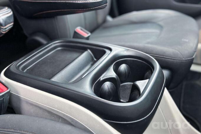 Chrysler Pacifica 2 generation Minivan