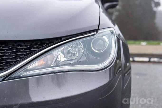 Chrysler Pacifica 2 generation Minivan