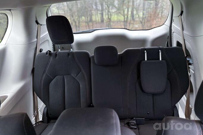 Chrysler Pacifica 2 generation Minivan