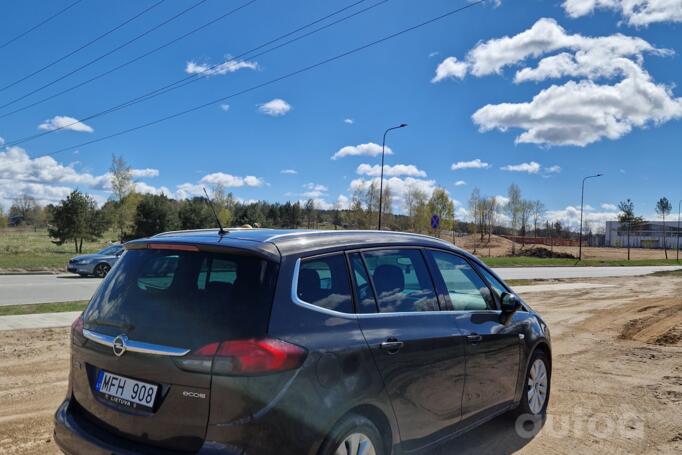 Opel Zafira C Tourer minivan