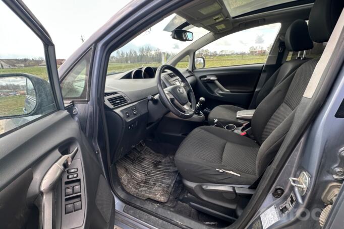 Toyota Verso 1 generation Minivan