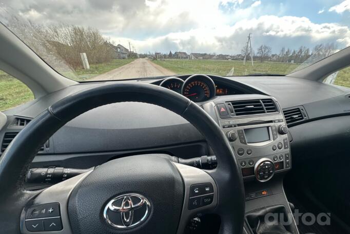 Toyota Verso 1 generation Minivan