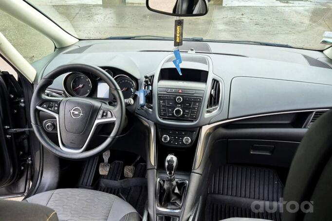 Opel Zafira C Tourer minivan