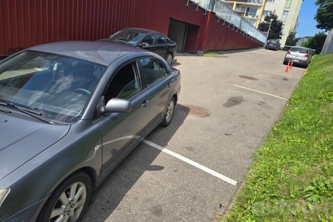 Toyota Avensis 2 generation Liftback