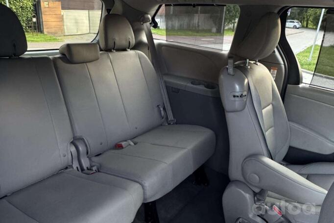 Toyota Sienna 3 generation Minivan 5-doors