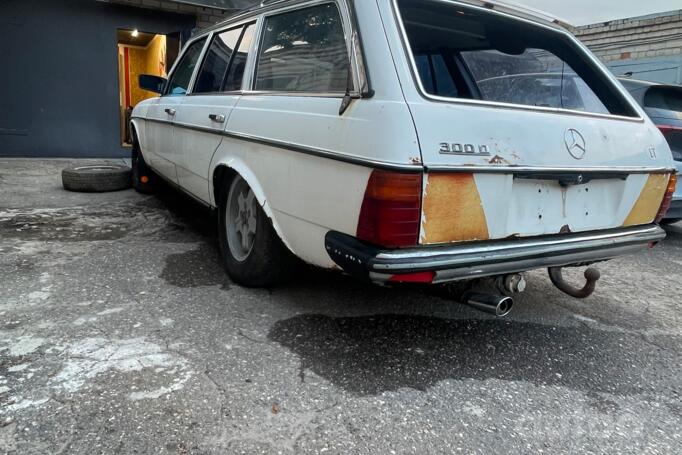 Mercedes-Benz W123 1 generation