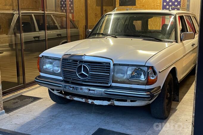 Mercedes-Benz W123 1 generation