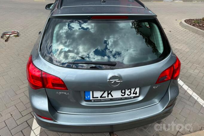 Opel Astra J Sports Tourer wagon