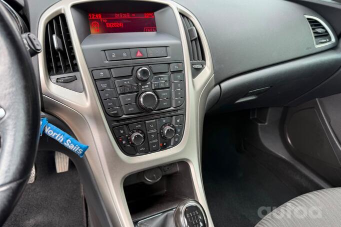 Opel Astra J Sports Tourer wagon