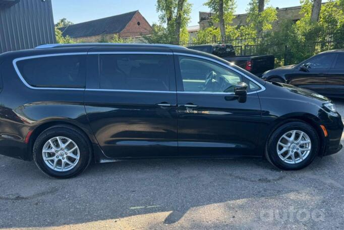 Chrysler Pacifica 2 generation Minivan