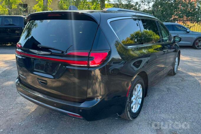Chrysler Pacifica 2 generation Minivan