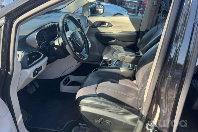 Chrysler Pacifica 2 generation Minivan