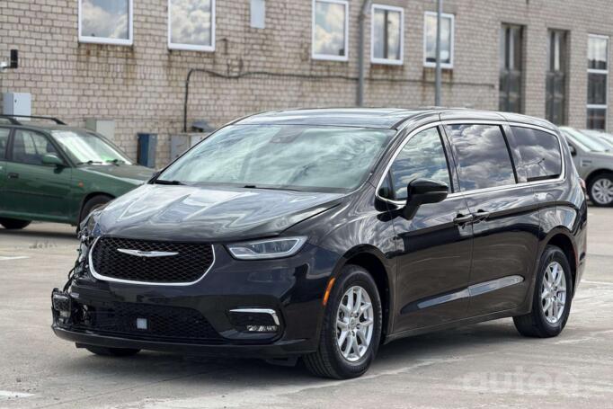Chrysler Pacifica 2 generation Minivan