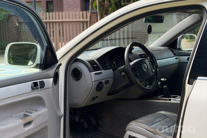 Volkswagen Touareg 1 generation Crossover